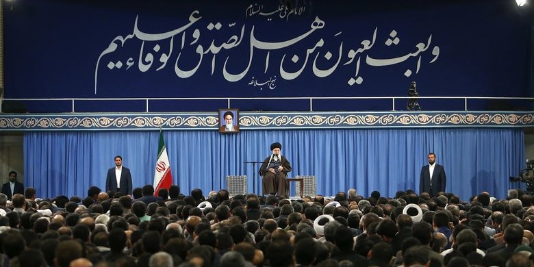 قائد الثورة الإسلامية المعظم يستقبل وزير ومسؤولي ومنتسبي وزارة الأمن قائد الثورة الإسلامية المعظم يستقبل وزير ومسؤولي ومنتسبي وزارة الأمن