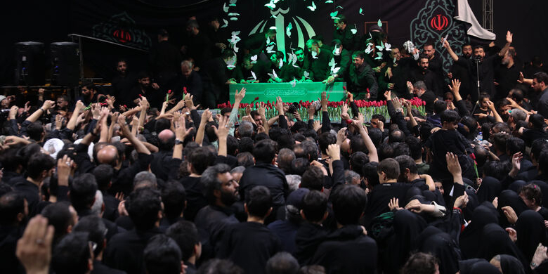 مراسم وداع با پیکر رهبر شهید انقلاب اسلامی در جوار حسینیه امام خمینی(ره) مراسم وداع با پیکر رهبر شهید انقلاب اسلامی در جوار حسینیه امام خمینی(ره)