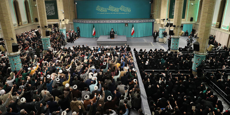 دیدار هزاران نفر از قشرهای مختلف مردم در سالروز عید مبعث دیدار هزاران نفر از قشرهای مختلف مردم در سالروز عید مبعث