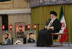 قائد الثورة الإسلامية المعظم يلتقي مسؤولي ملتقى تخليد ذكرى شهداء طهران