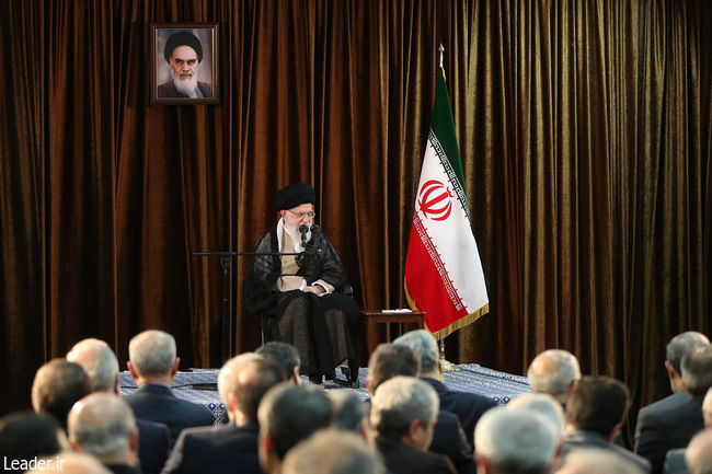 قائد الثورة الإسلامية المعظم يستقبل وزير ومسؤولي وزارة الخارجية
