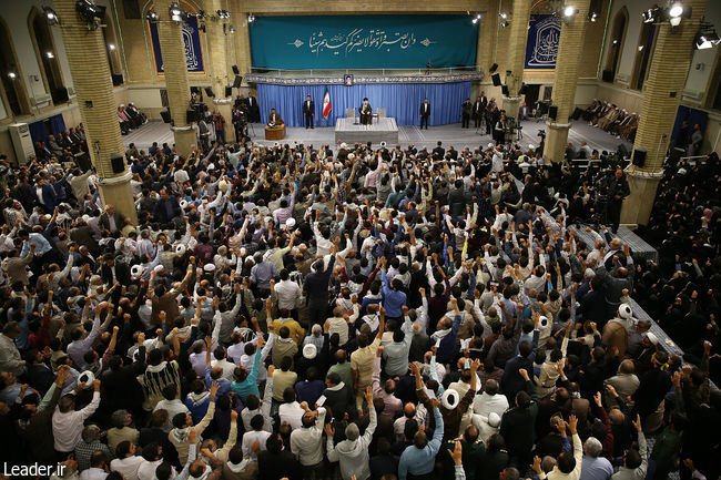قائد الثورة الإسلامية المعظم يستقبل الآلاف من أبناء الشعب الإيراني
