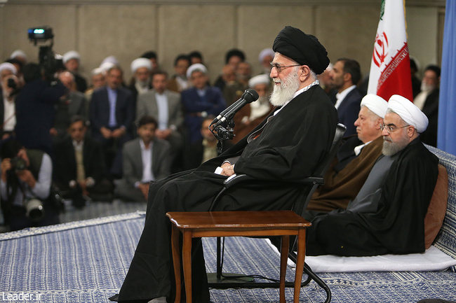 Ayatollah Khamenei receives the participants in the Int’l Islamic Unity Conference.