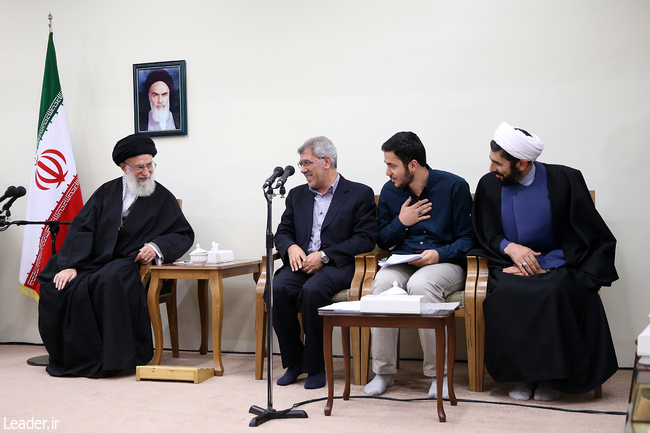 قائد الثورة الإسلامية المعظم يستقبل النخب الحاصلين على الميداليات العلمية من جامعة شريف