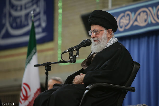 قائد الثورة الإسلامية المعظم يستقبل مسؤولي النظام وضيوف مؤتمر الوحدة الإسلامية