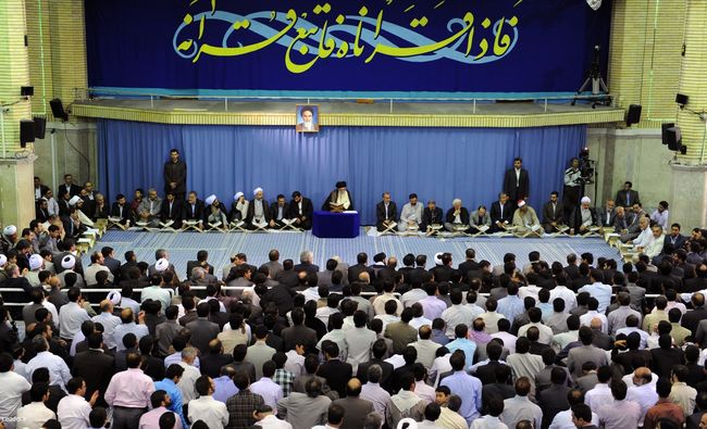 برگزاری محفل معنوی ضیافت نور و انس با قرآن در حسینیه امام خمینی (ره)