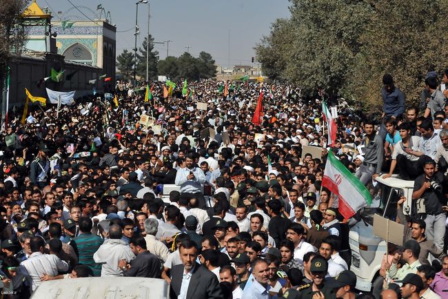 استقبال با شکوه مردم قم از رهبر فرزانه انقلاب اسلامی