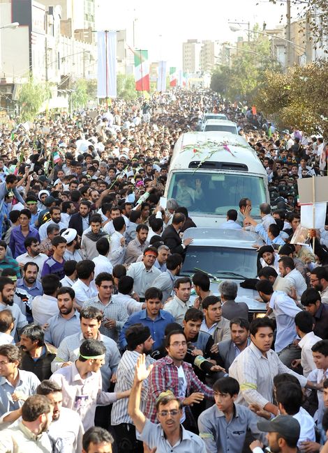 استقبال با شکوه مردم قم از رهبر فرزانه انقلاب اسلامی