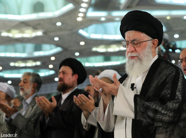 قائد الثورة الإسلامية المعظم يقيم صلاة عيد الفطر السعيد