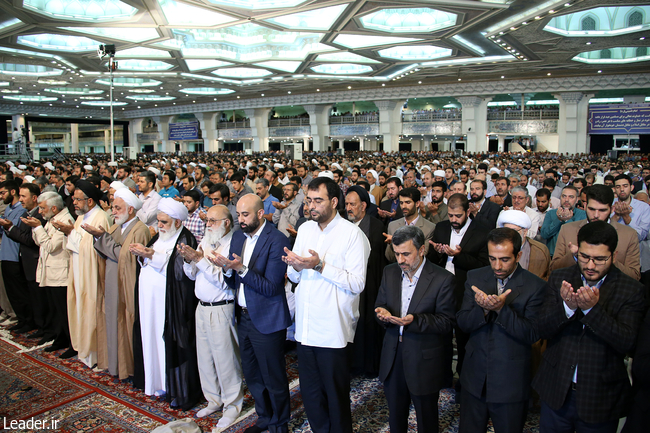 Ramazan bayramı namazı İslam inkılabı rehberinin imamlığında kılındı