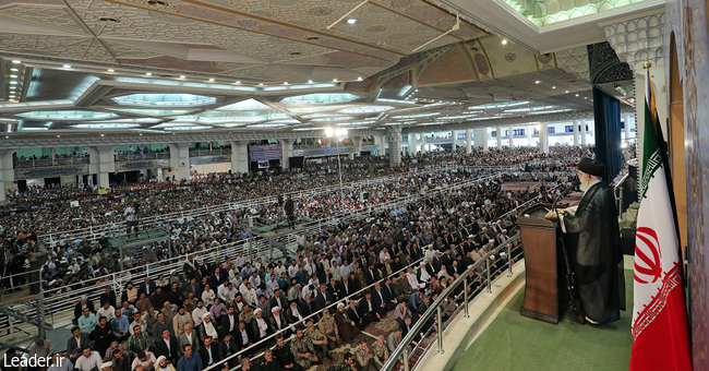 قائد الثورة الإسلامية المعظم يقيم صلاة عيد الفطر السعيد قائد الثورة الإسلامية المعظم يقيم صلاة عيد الفطر السعيد