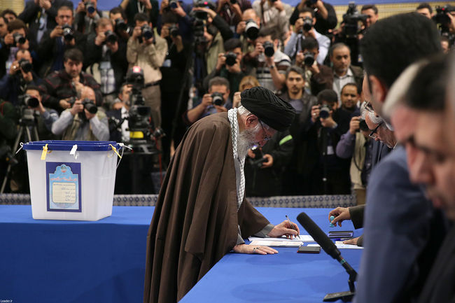 رہبر انقلاب اسلامی نے پارلیمنٹ اور مجلس خبرگان کے انتخابات کے لئے ووٹ ڈال دیا