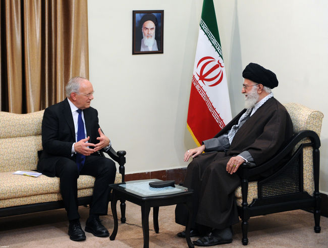 Ayatollah Khamenei receives Swiss president and his accompanying delegation.