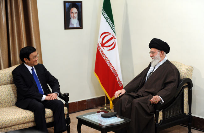 Ayatollah Khamenei receives Vietnamese president and the accompanying delegation.