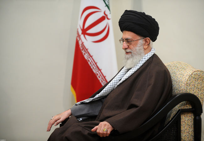 Ayatollah Khamenei receives Italian Prime Minister Matteo Renzi.