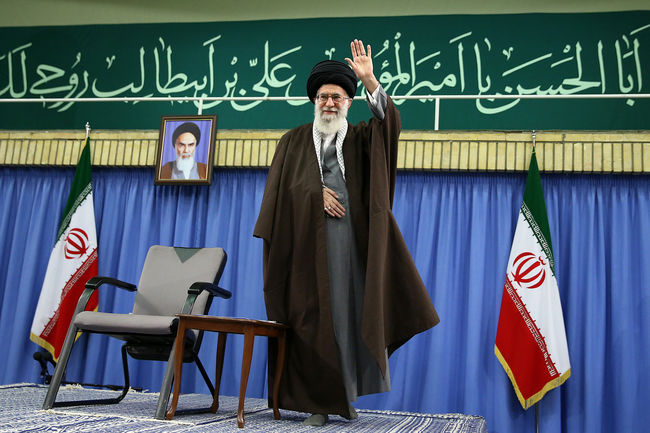 Ayatollah Khamenei receives thousands of members of the Union of Islamic Pupils’ Associations.