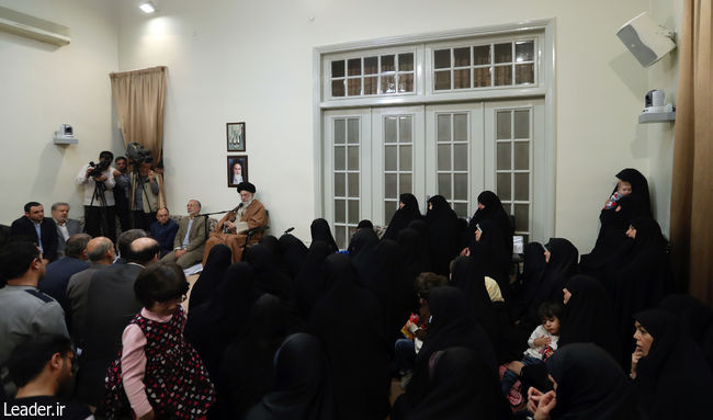 شہیدوں کے اہل خانہ سے رہبر انقلاب اسلامی کی ہفتہ وار ملاقات