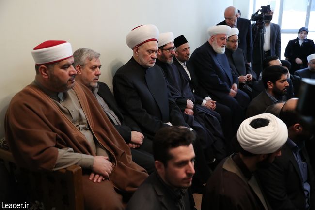 قائد الثورة الإسلامية يستقبل وزير الأوقاف وجمعاً من علماء سوريا