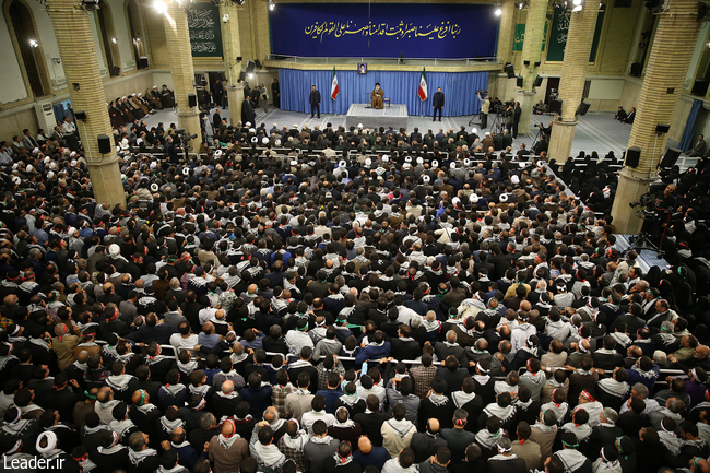 رہبر انقلاب اسلامی سے صوبہ اصفہان سے آئے ہوئے ہزاروں افراد کی ملاقات