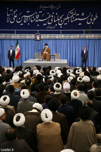 Ayatollah Khamenei meets with participants in a congress on the role of Shi’a School in development