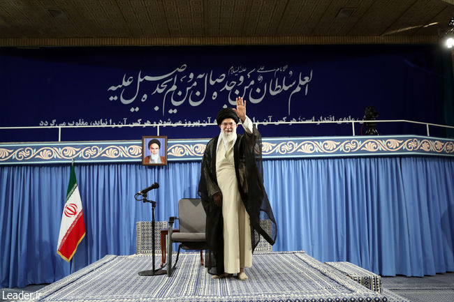 Ayatollah Khamenei receives hundreds of university students