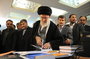 قائد الثورة الإسلامية المعظم يتفقد معرض طهران الدولي الثامن و العشرين للكتاب.