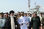 قائد الثورة الاسلامية يتفقد قواعد ومصانع القوة البحرية في جنوب البلاد