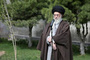 İslam İnqilabının Ali Rəhbəri iki meyvə ağacı əkdi İslam İnqilabının Ali Rəhbəri iki meyvə ağacı əkdi