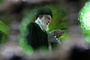 قائد الثورة الإسلامية يزور مرقد الإمام الخميني (رض) وقبور الشهداء