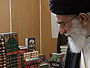 l'Ayatollah Khamenei a visité les différents stands des éditions s'est renseigné sur les dernières publications et activités coraniques.