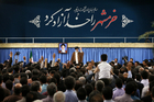 قائد الثورة الإسلامية المعظم خلال لقائه حشداً من القادة العسكريين وفناني الدفاع المقدّس قائد الثورة الإسلامية المعظم خلال لقائه حشداً من القادة العسكريين وفناني الدفاع المقدّس