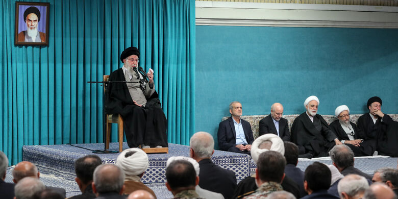 Leader of the Revolution Meets with Officials and State Executives: