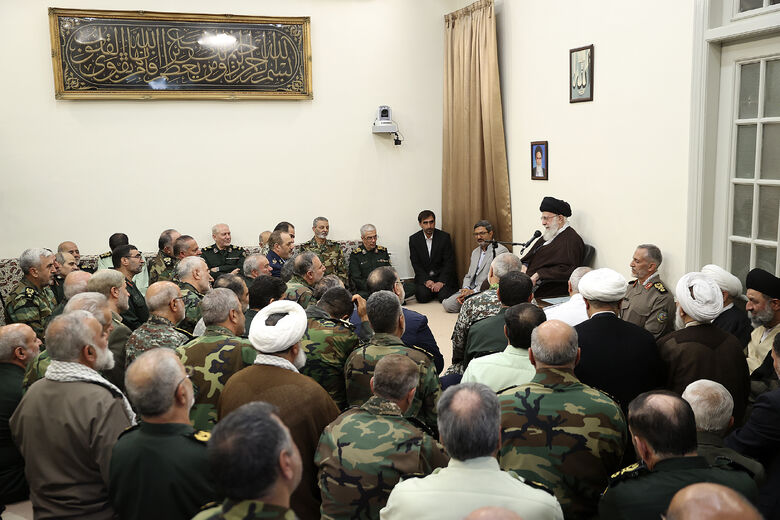 قائد الثورة الإسلامية المعظم يلتقي كبار قادة القوات المسلحة