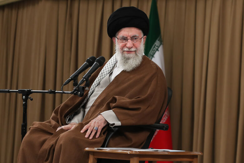 قائد الثورة الإسلامية المعظم يستقبل آلاف العمّال من مختلف أنحاء البلاد