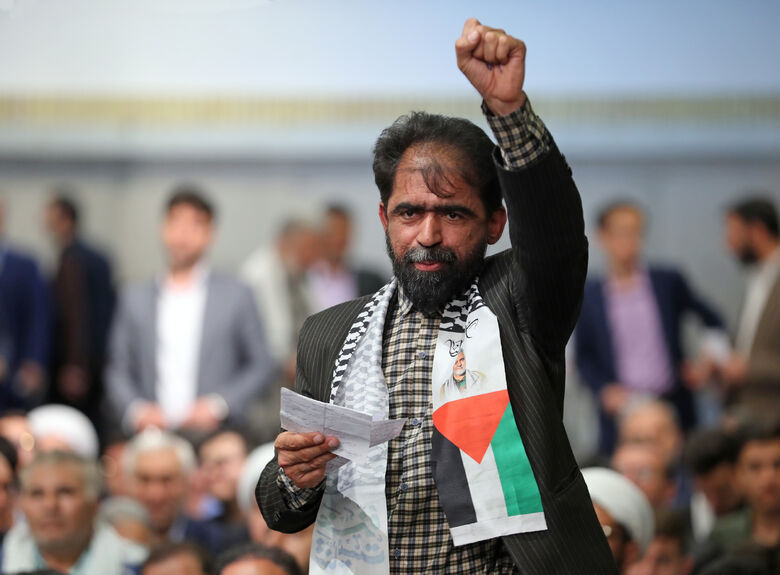 قائد الثورة الإسلامية المعظم يستقبل آلاف المعلمين من أرجاء البلاد