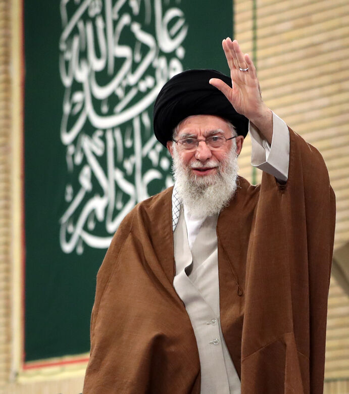 قائد الثورة الإسلامية المعظم يستقبل القائمين على شؤون الحج وجمعاً من زوّار بيت الله الحرام