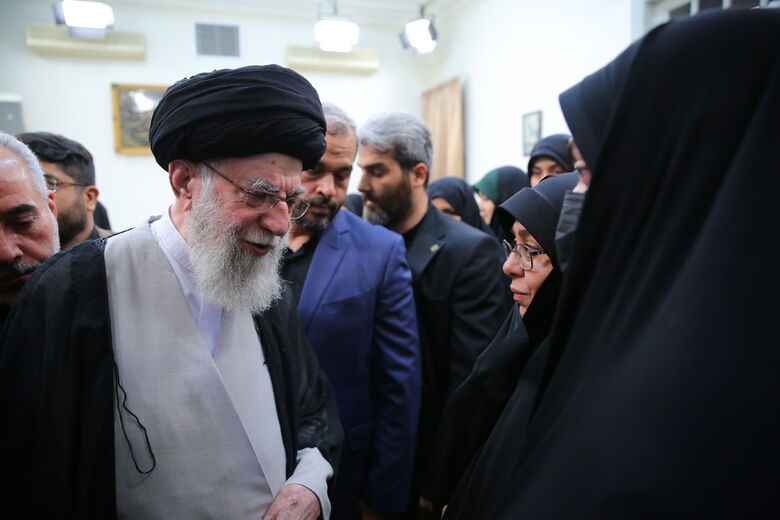 قائد الثورة الإسلامية المعظم يستقبل عوائل شهداء الخدمة