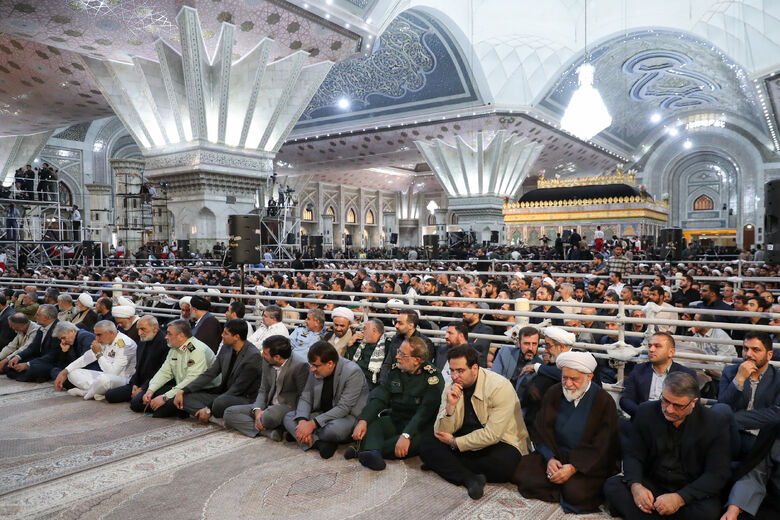 قائد الثورة الإسلامية المعظم يحيي مراسم الذكرى الـ35 لرحيل الإمام الخميني (رض)