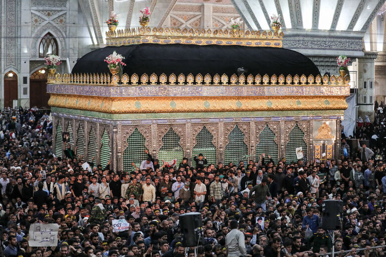 قائد الثورة الإسلامية المعظم يحيي مراسم الذكرى الـ35 لرحيل الإمام الخميني (رض)