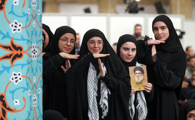 Rencontre avec les familles des martyrs de la Résistance et des défenseurs des sanctuaires sacrés