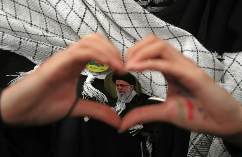 Leader of the Revolution Meets Thousands from Qom