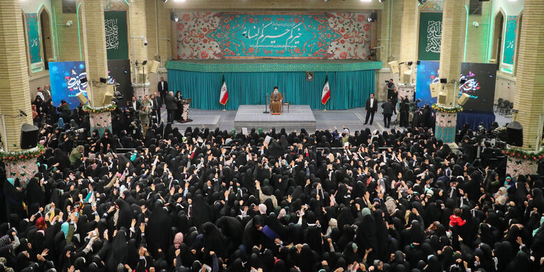 دیدار هزاران نفر از زنان و دختران دیدار هزاران نفر از زنان و دختران