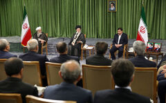 İslam İnkılabı Rehberi'nin, Cumhurbaşkanı Vekili ve beraberindeki bakanlar kurulu üyelerini kabul etmesi