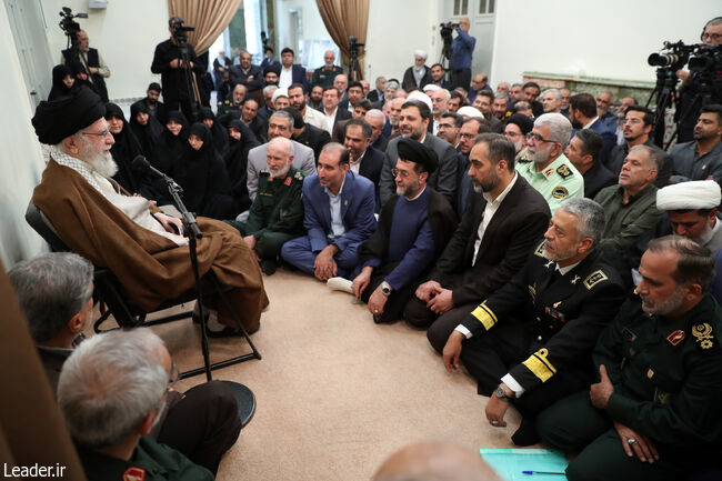 Leader of the Revolution Meets with Fars Province's 15,000 Martyrs Congress Organizers