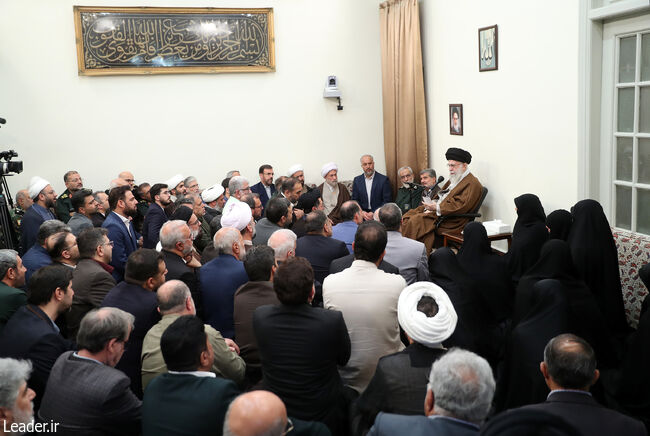 Leader of the Revolution Meets with Fars Province's 15,000 Martyrs Congress Organizers