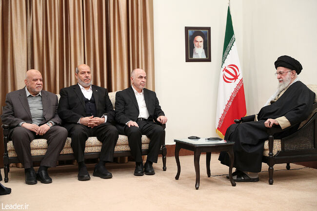 Leader of the Revolution Meets with Hamas Leadership Council Head and Members