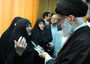 قائد الثورة یلتقی عدداً من النساء المضحیات فی محافظة کرمانشاه